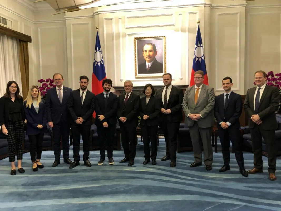 Taiwans Präsidentin Tsai Ing-wen (5.v.r.) empfing die Delegation mit Engin Eroglu, MdEP (4.v.r.)