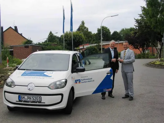 Bild: Spendenübergabe eines VW Up von der Raiffeisenbank an das CJD Frechen