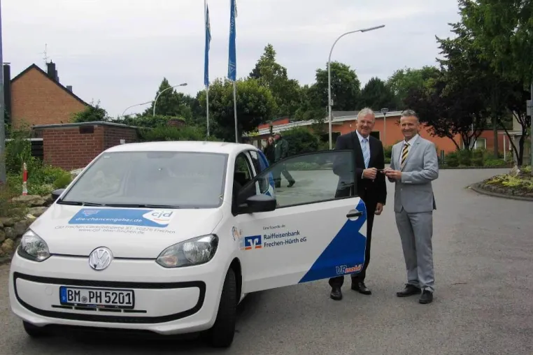 Bild: Spendenübergabe eines VW Up von der Raiffeisenbank an das CJD Frechen