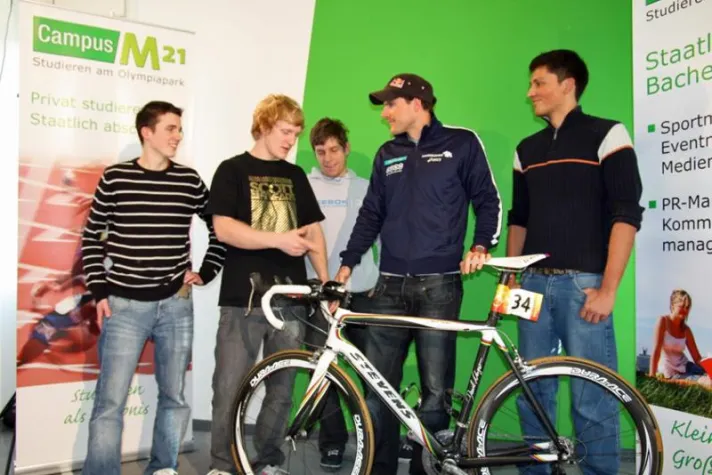 Bild: Triathlon-Weltmeiser Daniel Unger am Campus M21 in München