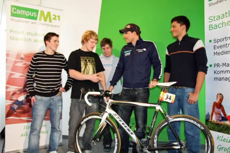 Bild: Triathlon-Weltmeiser Daniel Unger am Campus M21 in München