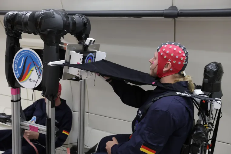 Bild: Zum dritten Mal schwerelos: DFKI und UDE führen Exoskelett-Experiment bei der 46. DLR-Parabelflugkampagne fort
