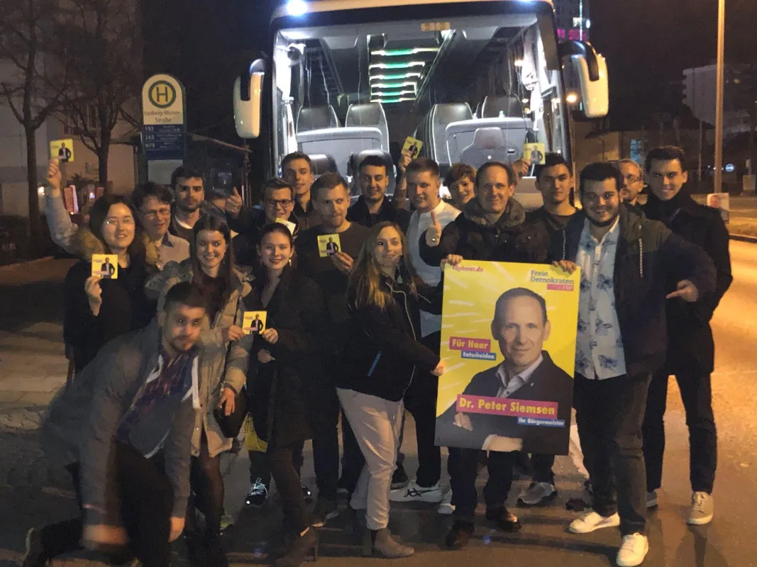Große Zustimmung für Bürgermeisterkandidat Dr. Peter Siemsen am politischen Nachtbus in Haar.