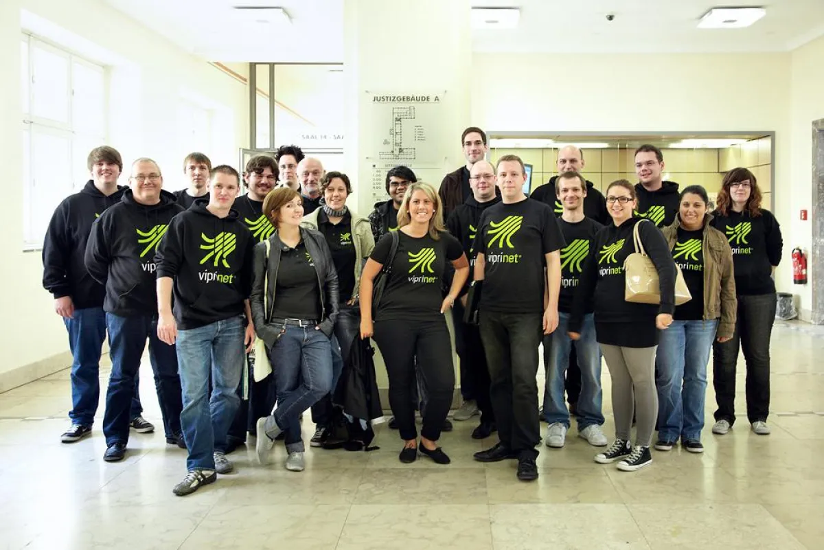 Die Viprinet-Mitarbeiter im Landgericht Mainz