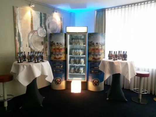 Bild: Es geht auch „ohne“: Alkoholfreies Franziskaner gratis im Tagungsbereich und Spende