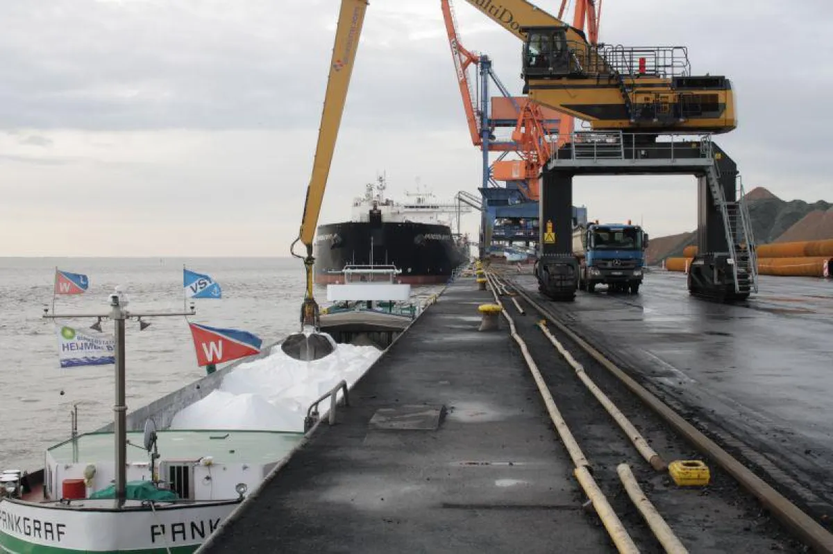 Umschlag von Auftausalz im Elbehafen