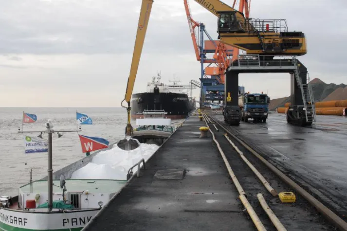 Bild: Streusalz für Winter bei Brunsbüttel Ports eingelagert