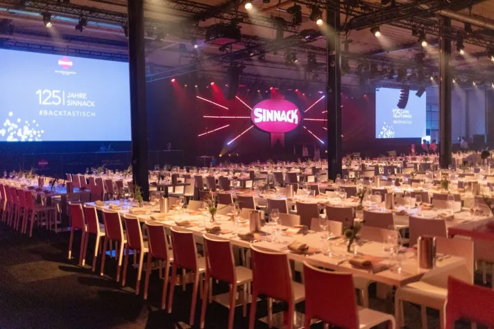 Bild: 125 Jahre Jahre Sinnack - Passepartout inszeniert ein "Backtastisches" Jubiläum