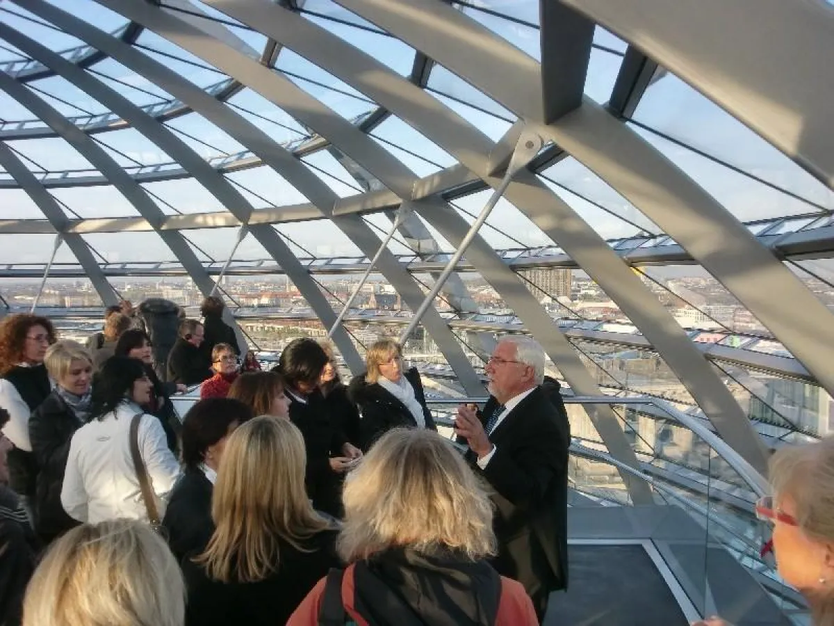 Dr. Max Lehmer führt die Unternehmerfrauen aus Erding auf die Kuppel des Deutschen Bundestags.