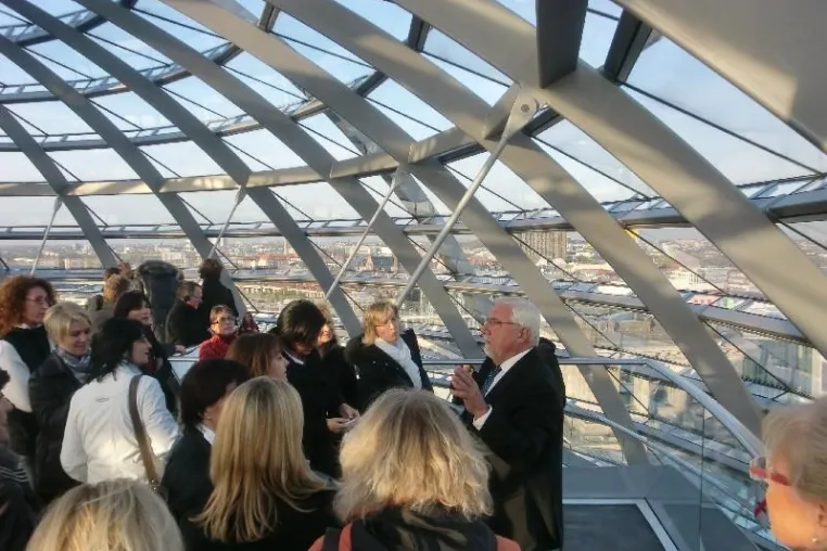 Bild: Durch das Handwerk in die Hauptstadt: Erdinger Unternehmerfrauen besuchen Berlin