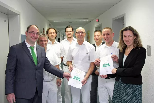 Bild: Drei „AOK-Lebensbäumchen“ für ATOS Orthopädische Klinik Braunfels