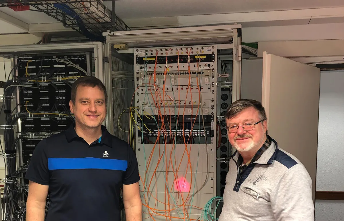 Erik Schönau und Rudolf Herres vor dem mit Aroona Star aufgemotzten Serverschrank der Stadt Marburg