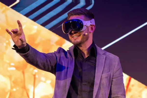 Bild: Andreas Axmann bringt das Metaversum auf die Bühne – ein etwas anderer Vortrag über Vision und Wirklichkeit