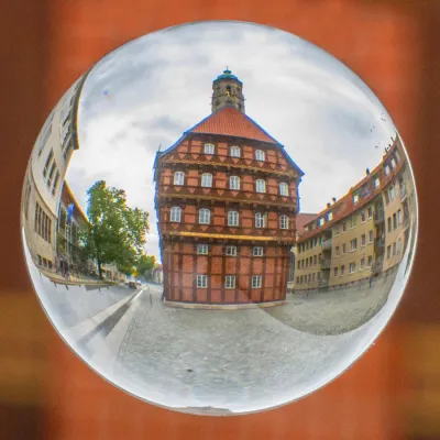 Bild: Die Welt steht Kopf beim Fotoworkspaziergang „Mit der Glaskugel unterwegs“ in Braunschweig