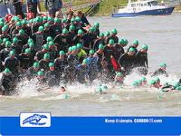 Bild: Carboo4U Athlet Oliver Strankmann beim 19. KAISER´S Bonn Triathlon