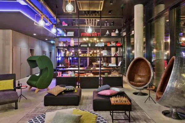 „Gude.Mode.“ im Boutique-Hotel: MOXY Frankfurt East unterstützt lokale Jungdesigner Bild: „Gude.Mode.“ im Boutique-Hotel: MOXY Frankfurt East unterstützt lokale Jungdesigner