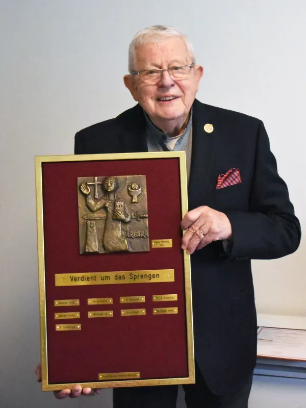 Rolf Schillinger mit Barbara Relief (© Karl H. Schillinger, Holzstrasse 35, 80469 München)