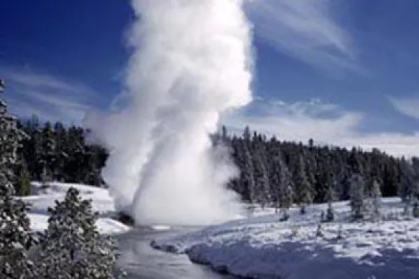 Bild: Heiße Quellen und heiße Schlitten - Der Yellowstone Nationalpark ist ein Paradies für Schneemobiltouren