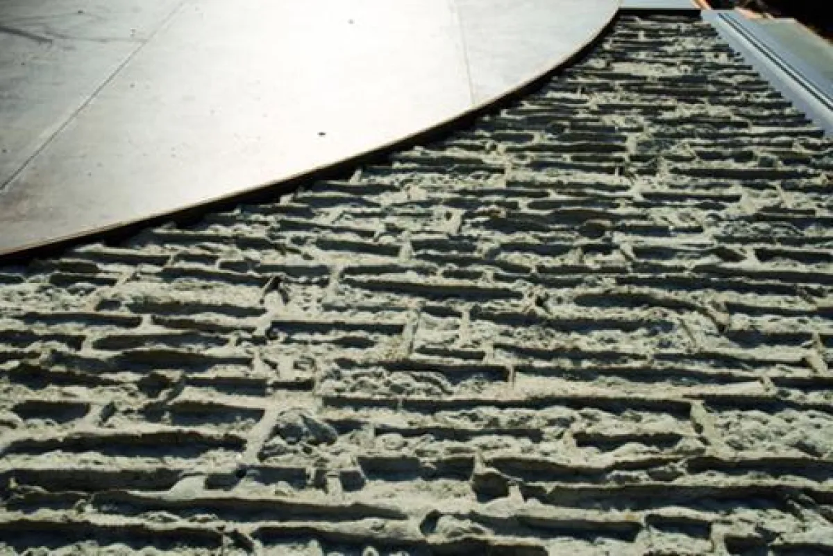 Für den nächsten Einsatz werden Schalung mit Aussparung und Sparschalung wieder zusammengefügt.