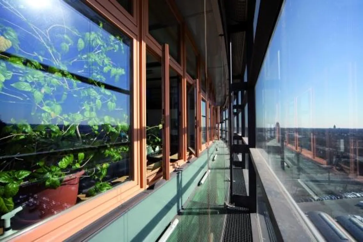 Die Fenster der Gebäude wurden neu beschichtet © Akzo Nobel Deco GmbH | Geschäftsbereich Marke Sikkens Fotograf: Ernst-Ludwig Laue