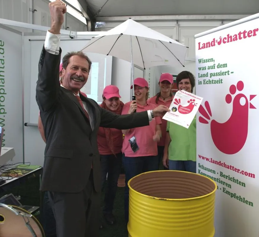 Erich Reich, Geschäftsführer des VDAW, übernahm am So. (03.10.2010) die Ziehung des Landchatter-Gewinnspiels. (Foto: Proplanta)