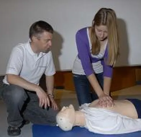 Bild: HERZ-ZENTRUM BAD KROZINGEN UND DEUTSCHES ROTES KREUZ STARTEN PILOTPROJEKT ZUM REANIMATIONS-TRAINING AN SCHULEN