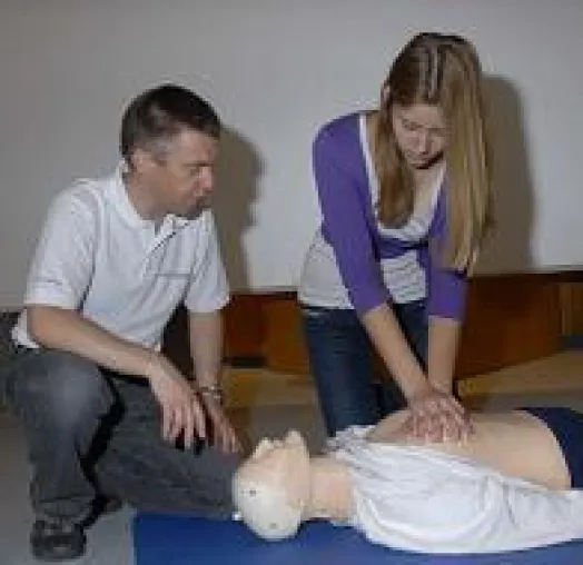 Bild: HERZ-ZENTRUM BAD KROZINGEN UND DEUTSCHES ROTES KREUZ STARTEN PILOTPROJEKT ZUM REANIMATIONS-TRAINING AN SCHULEN