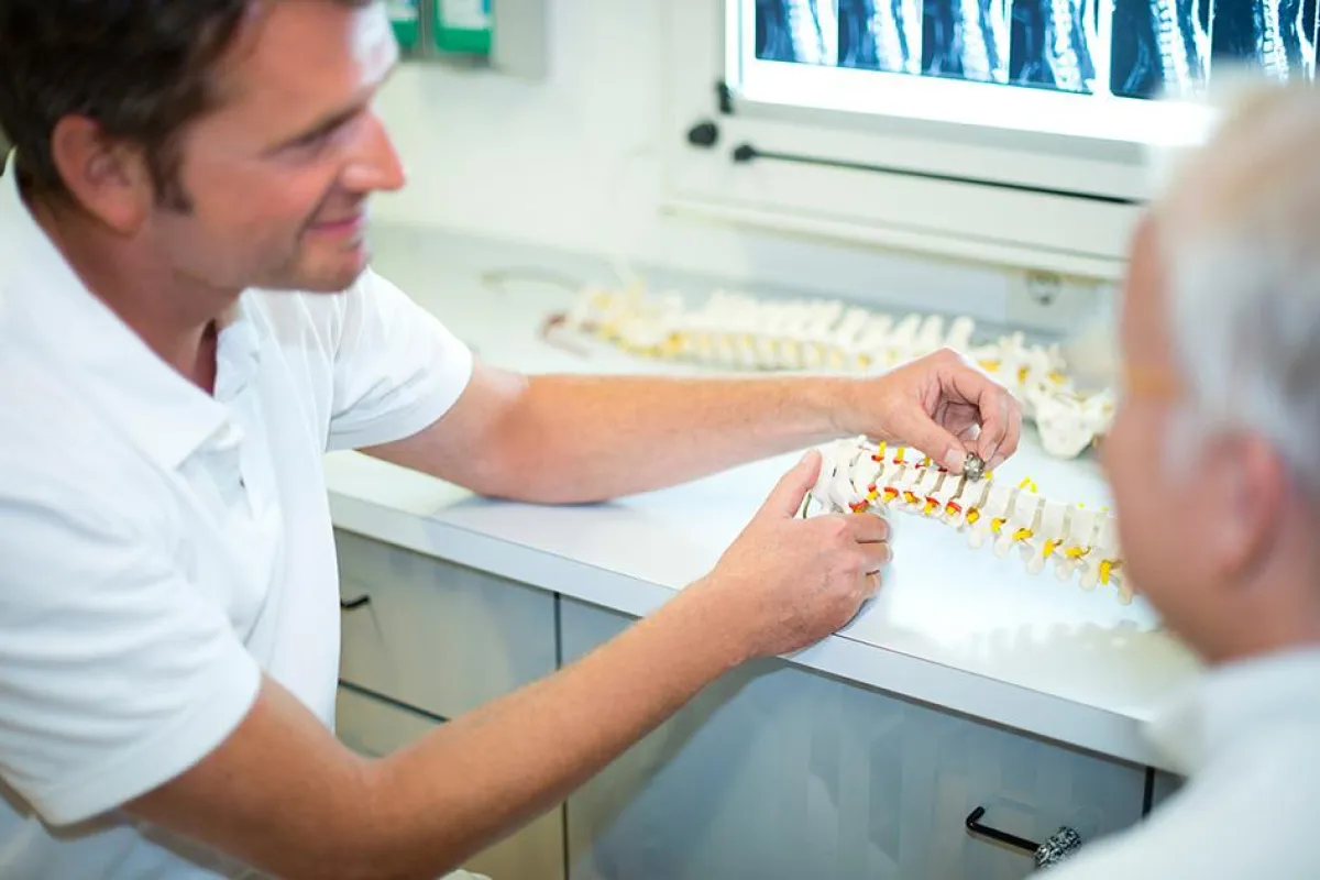 Fachärzte der Paracelsus-Klinik Bremen erklären Rückenleiden bildhaft und leicht verständlich.