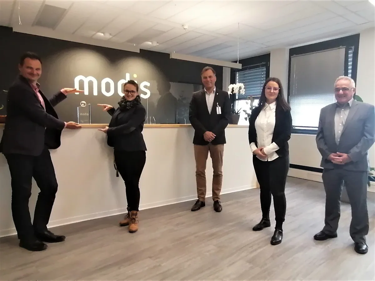 Vorstand der net!IT übergibt den Service Globe 2021 an Modis IT Outsourcing GmbH (© Modis ITO)