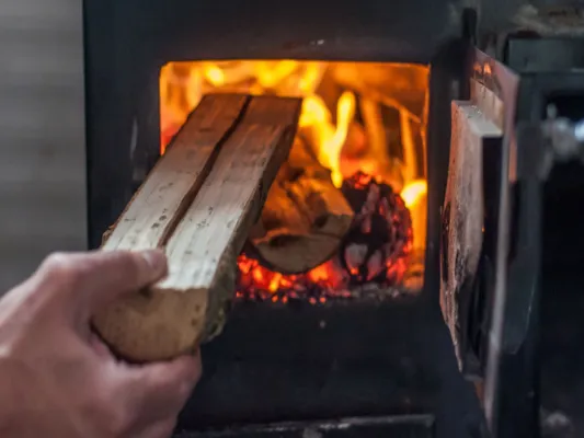 Bild: Effizienter Heizkomfort durch einen Kaminofen: Mehr Gemütlichkeit und gleichzeitig geringere Energiekosten 