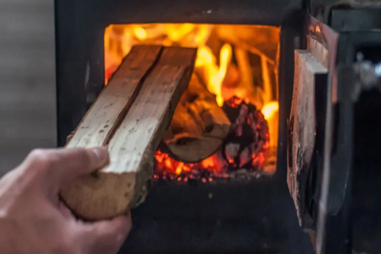 Bild: Effizienter Heizkomfort durch einen Kaminofen: Mehr Gemütlichkeit und gleichzeitig geringere Energiekosten 