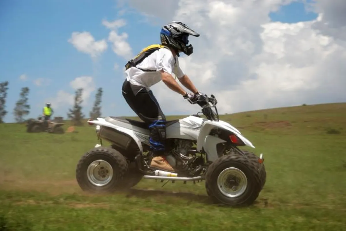 Gas geben können Väter mit den Erlebnissen von jollydays.de (Quelle: Jollydays/istockphoto).