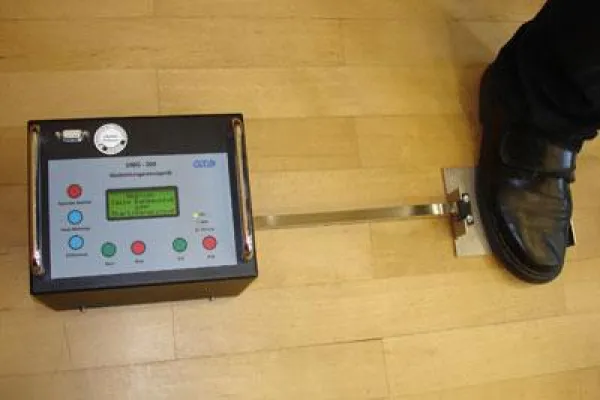 Bild: Ein „Fall“ aus der Praxis: Messung der Ausgleitsicherheit von Fußböden