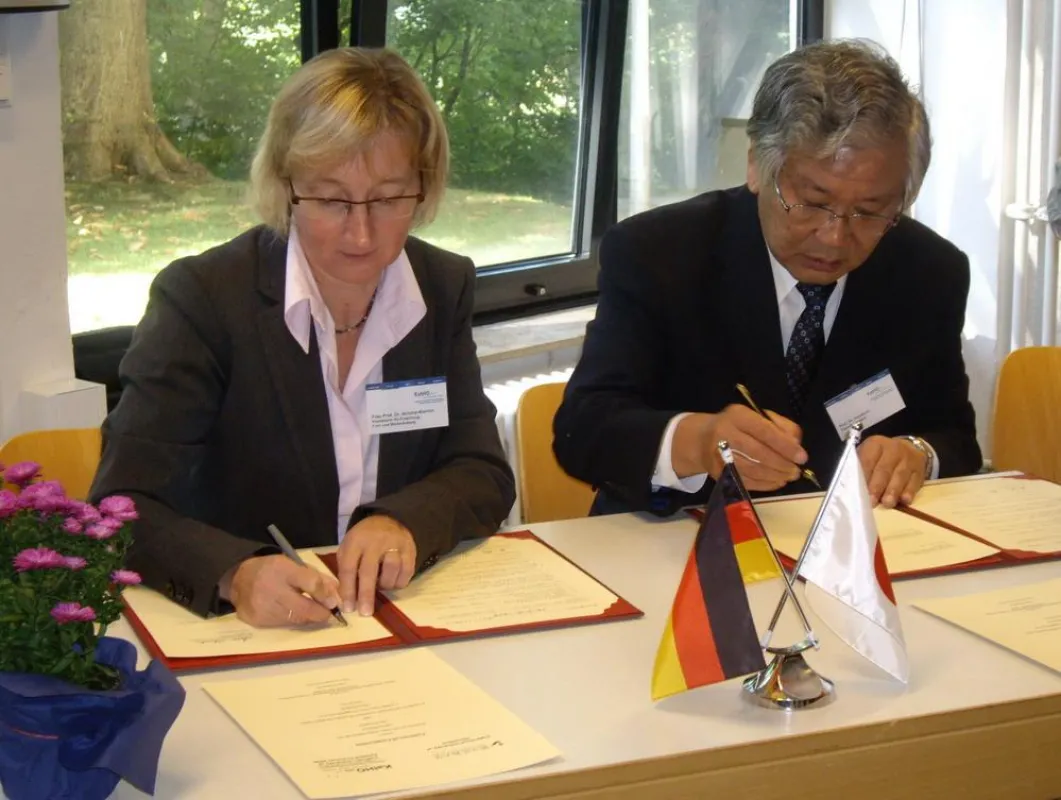 Prof. Liane Schirra-Weirich und Prof. Tokio Domoto unterzeichnen den Kooperationsvertrag. Foto:KatHO