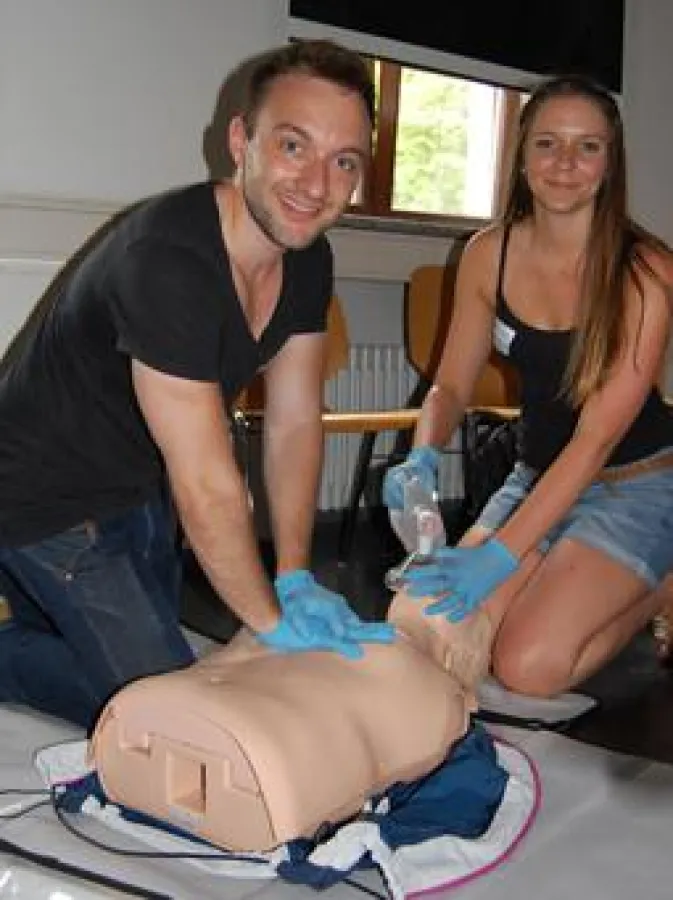 Wiederbelebungsübung beim Survival-Day der Hochschule RheinMainn