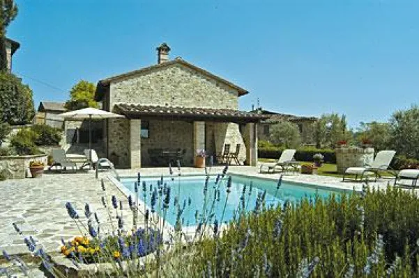 Bild: Cuendet: Er golft, sie shoppt: Ein Ferienhaus – unzählige Möglichkeiten