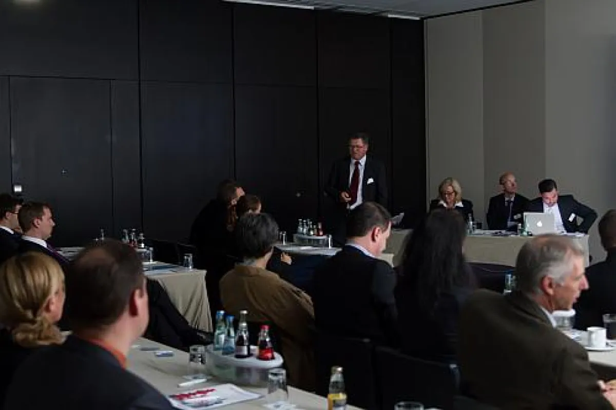 Peter Mair erklärt den interessierten Teilnehmern des 2. AIFM Praxistages das Risikomanagementsystem