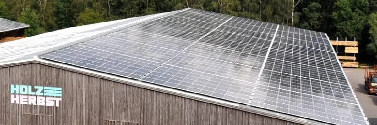 Eines der Dächer mit der neuen Photovoltaik-Anlage