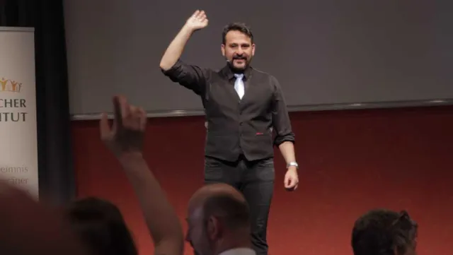 Bild: Pedram Moghaddam als Speaker auf der Premiere des Business-Expertenforums