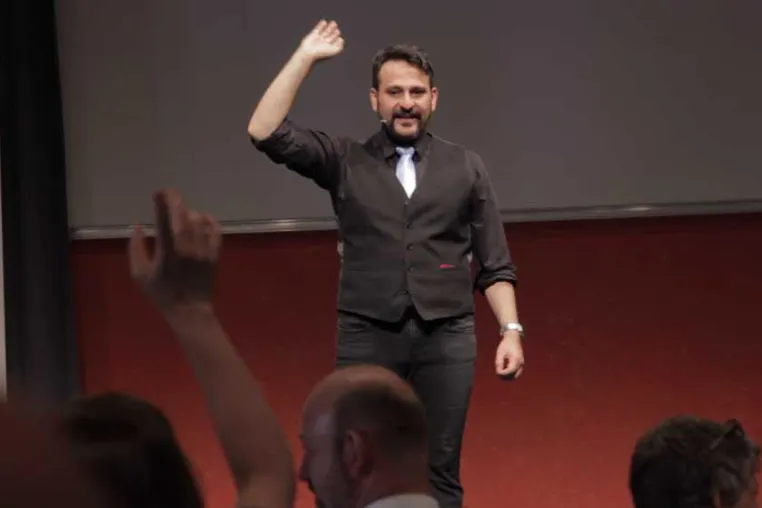 Bild: Pedram Moghaddam als Speaker auf der Premiere des Business-Expertenforums