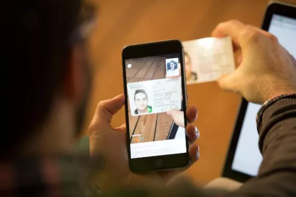 Den Ausweis, bitte! Mit Video-Identifikation unkompliziert zur neuen Prepaid-Karte Bild: Den Ausweis, bitte! Mit Video-Identifikation unkompliziert zur neuen Prepaid-Karte