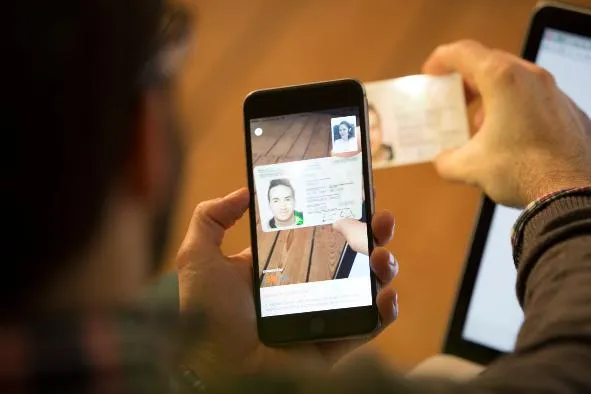 Bild: Den Ausweis, bitte! Mit Video-Identifikation unkompliziert zur neuen Prepaid-Karte