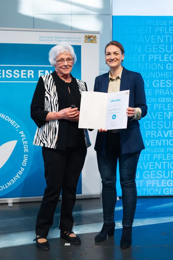 Ilona Zimmermann erhält die Urkunde