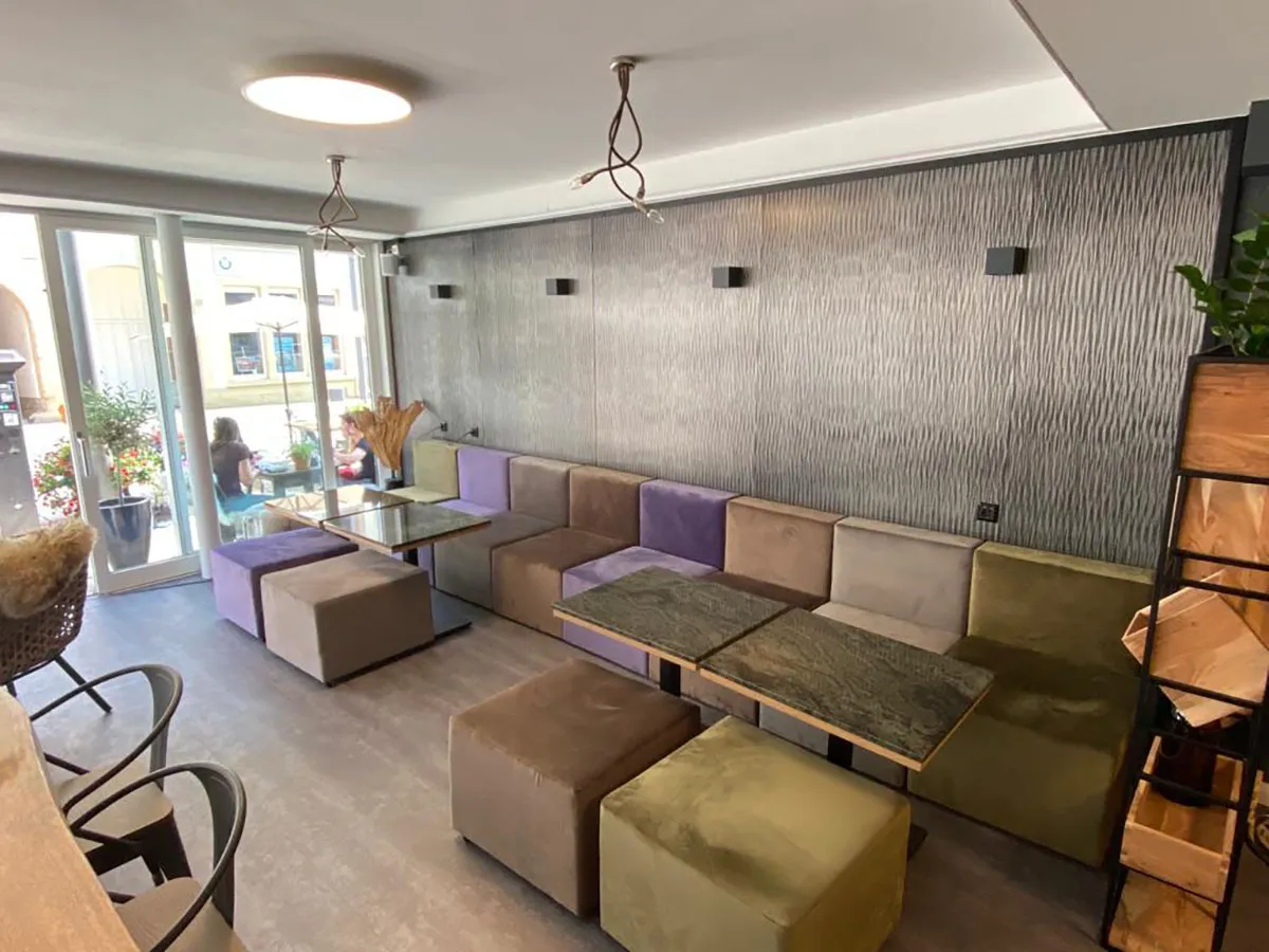 Ein Relief aus Tiefstrukturen in Zinn: 