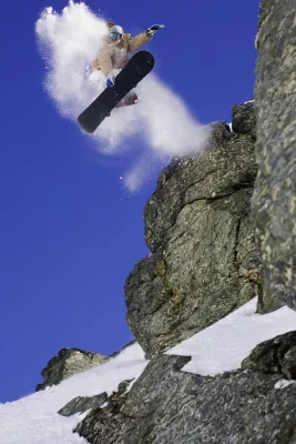 Bild: CARE Vision: Klare Sicht auf der Piste: Schneebrille und Augenlaserbehandlung machen den Winterspaß perfekt