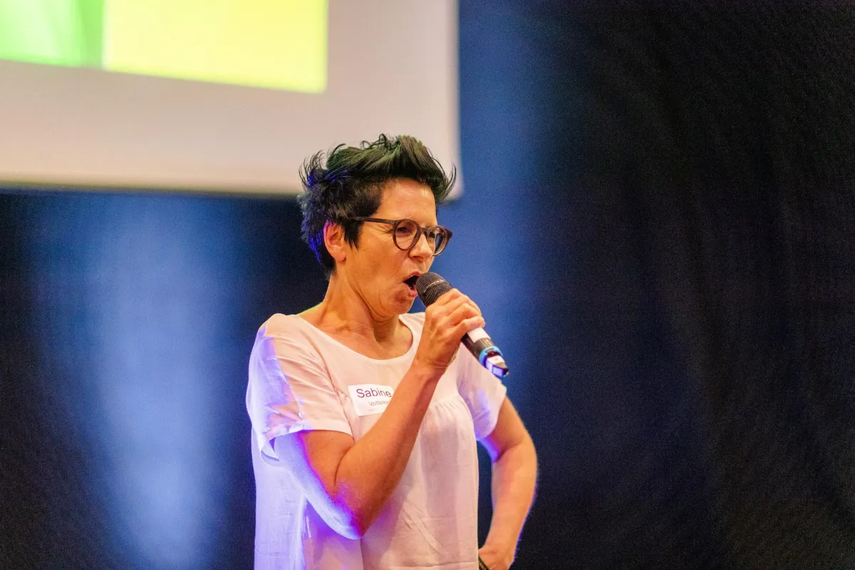 Sabine Votteler im Wettkampf: 1. Internationaler Silent Speaker Battle
