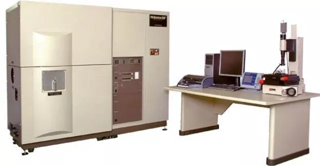 Bild: Oberflächen unter der chemischen Lupe: Neues XPS Gerät im Prüflabor der Tascon am Standort Sulzbach