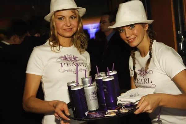 Bild: .INSIDE INTERACTIVE GmbH fädelt für PEARL Secco® GmbH Produktpräsentation auf der Gastro Vision Party ein