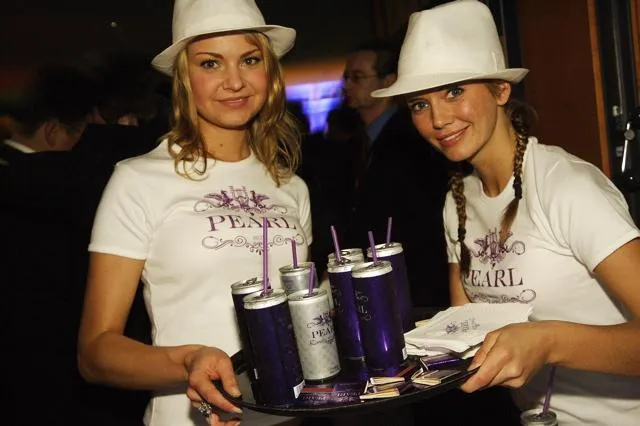 Bild: .INSIDE INTERACTIVE GmbH fädelt für PEARL Secco® GmbH Produktpräsentation auf der Gastro Vision Party ein
