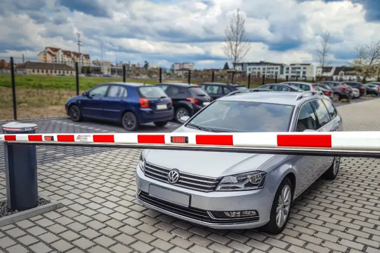 Bild: Schrankenhaube mit integrierter Ampel überzeugte